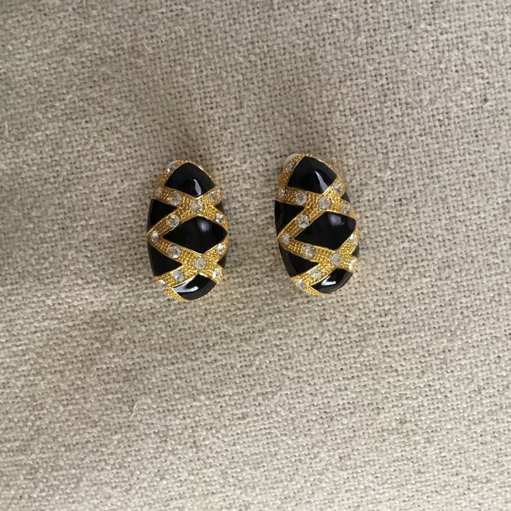 Vintage earrings, clip on.  $4.99 shipping